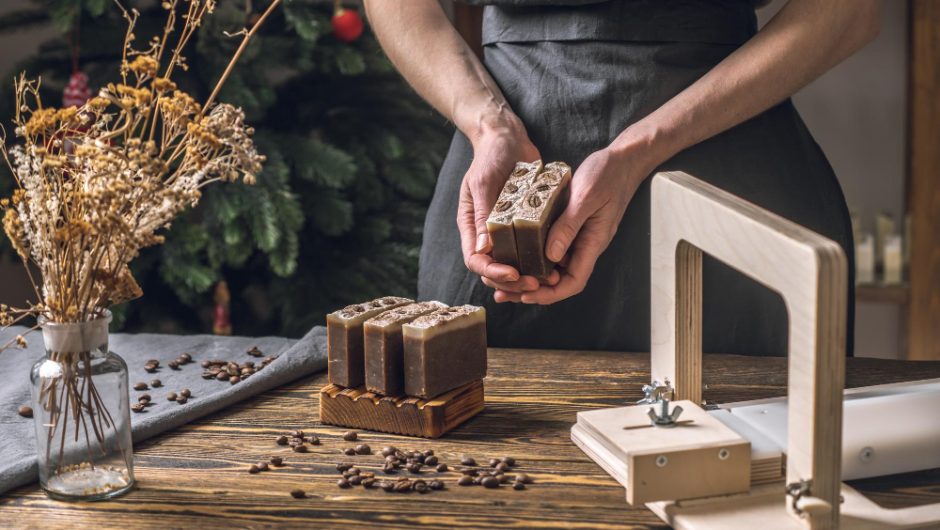 Cum să construiești o masă de cafea din paleți